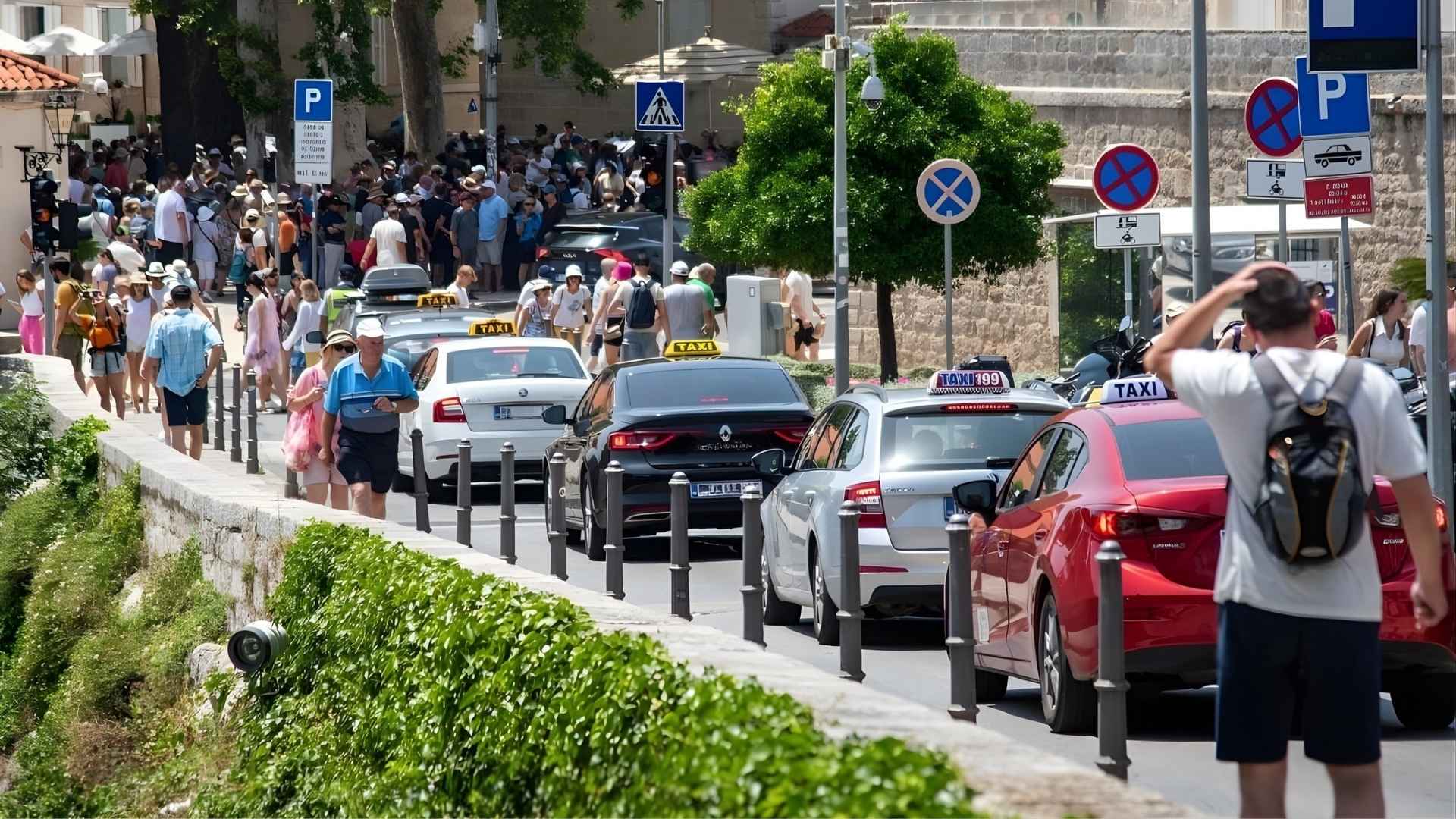 Taxi Orebić Dubrovnik old town traffic jam